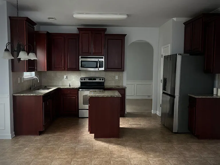 1233 Paramount Ct — Photo 3