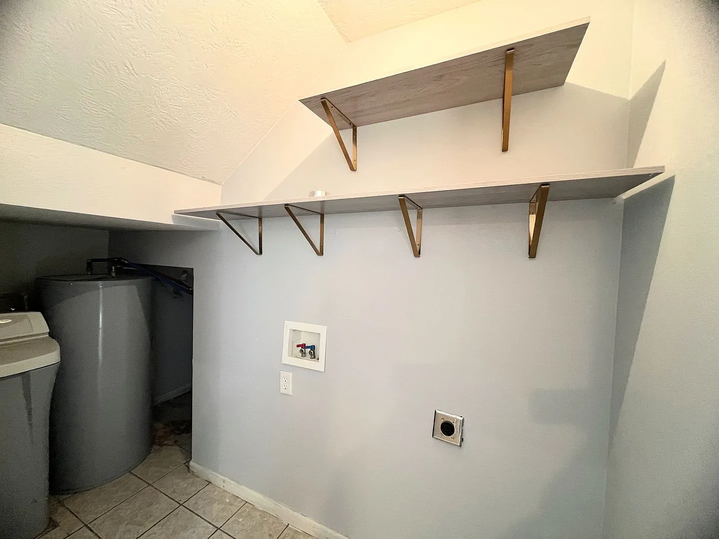 Fenced home close to FLW! — Photo 4