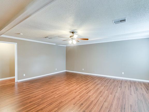 3rd image of 916 Temple Cir