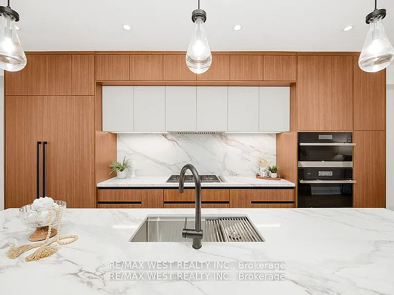 390 Saint Clarens Ave #UPPER — Photo 7