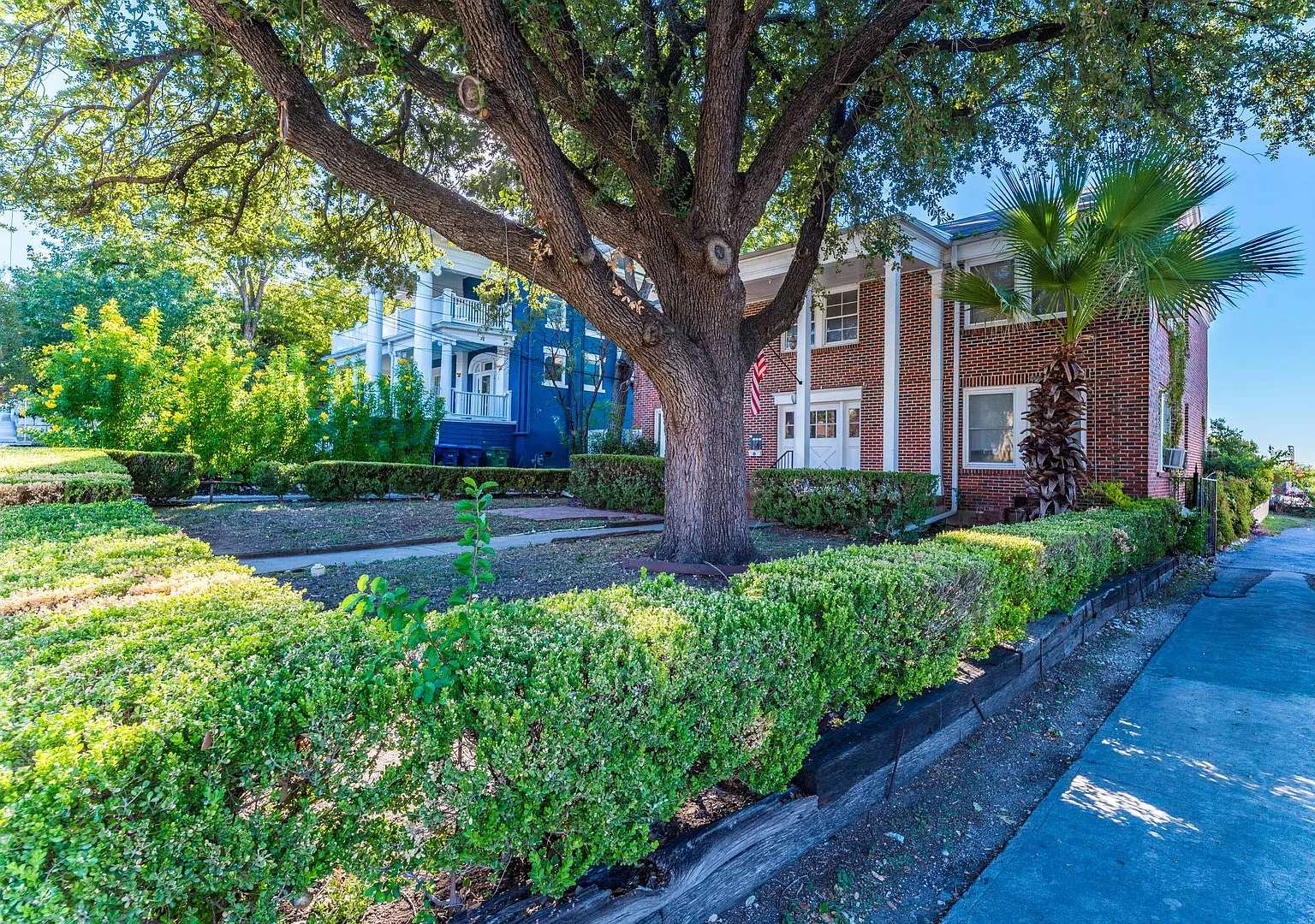 All Appliances, Washer & Dryer, Secure Building AND off street parking in Alta Vista! — Photo 3
