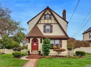 25 East St, Hicksville, NY 11801