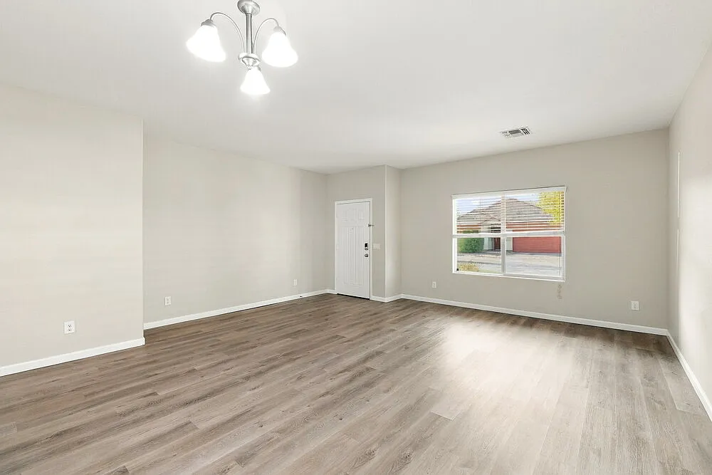4 bed, 2.0 bath, 2072 sqft, $2,640 — Photo 4