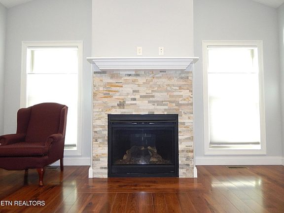 5th image of 348 Woodgate Dr