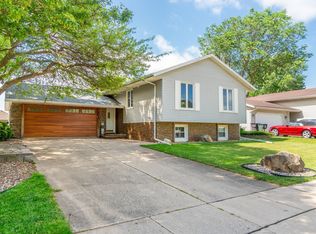 323 Heritage Rd, Cedar Falls, IA 50613
