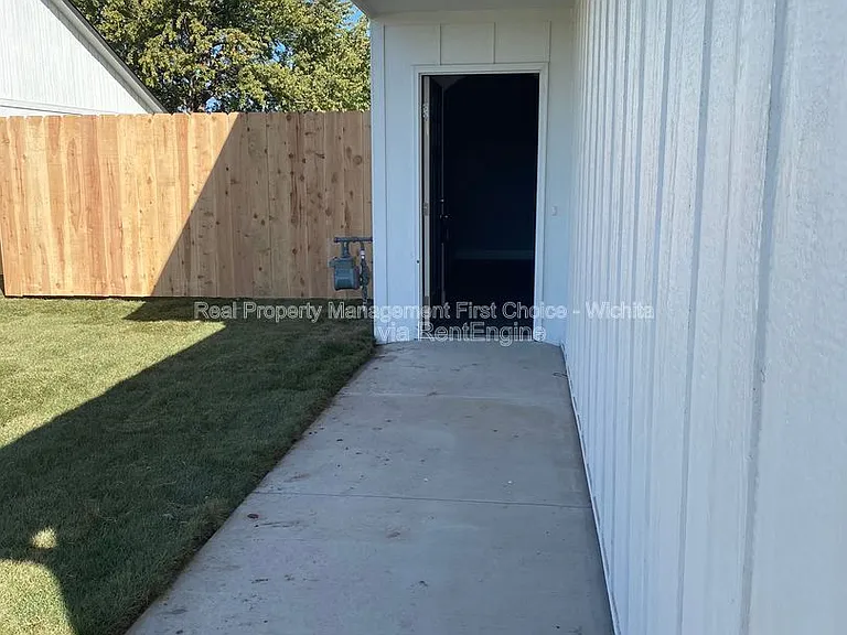 4610 S Kessler Cir — Photo 2