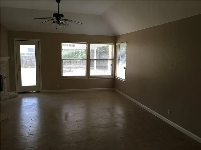 1105 Glendalough Dr — Photo 2