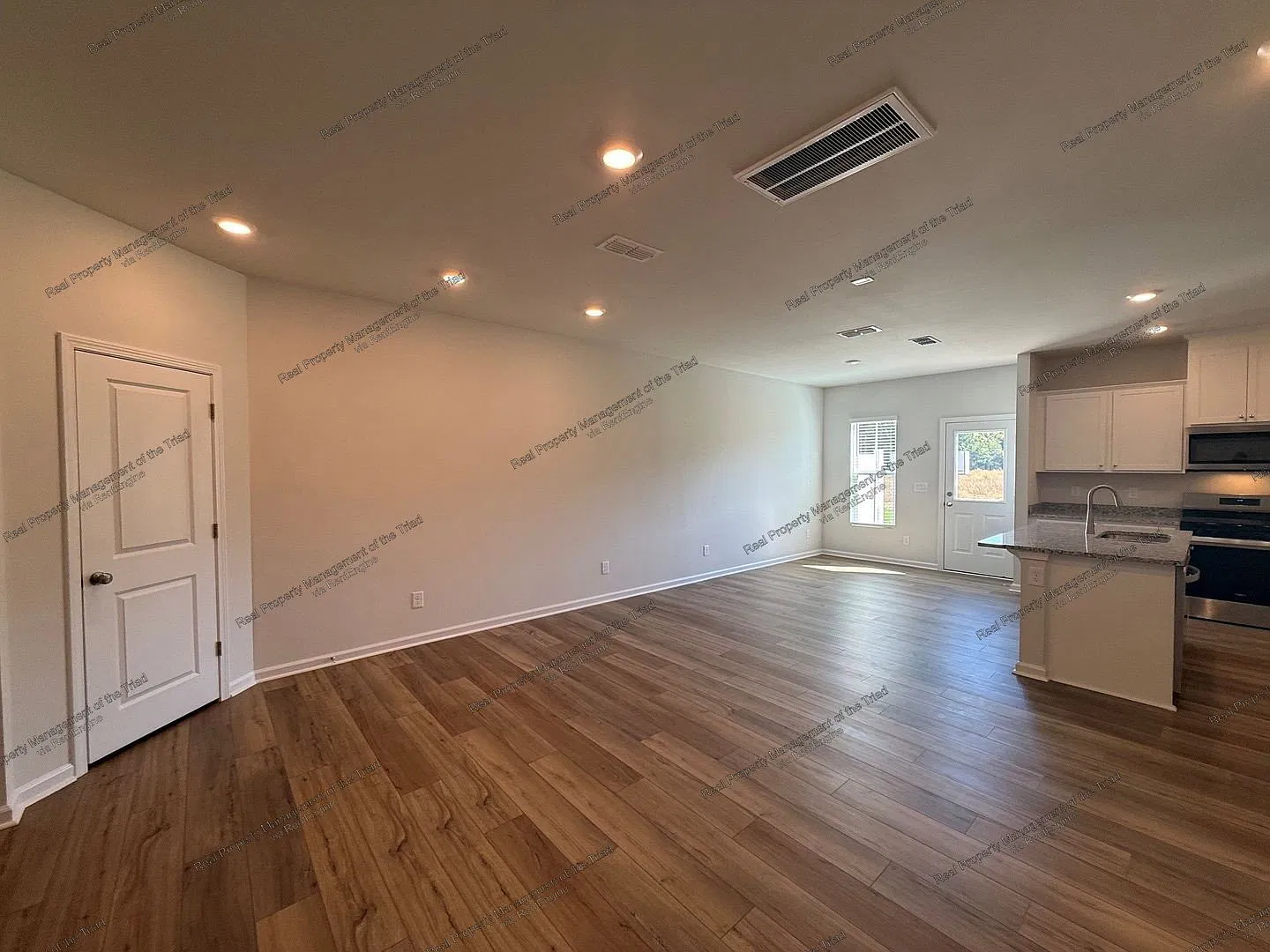 3 bed, 2.5 bath, 1558 sqft, $1,895 — Photo 4