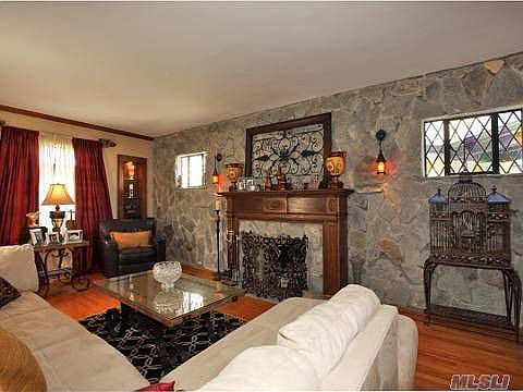 3rd image of 25 Earle Ave
