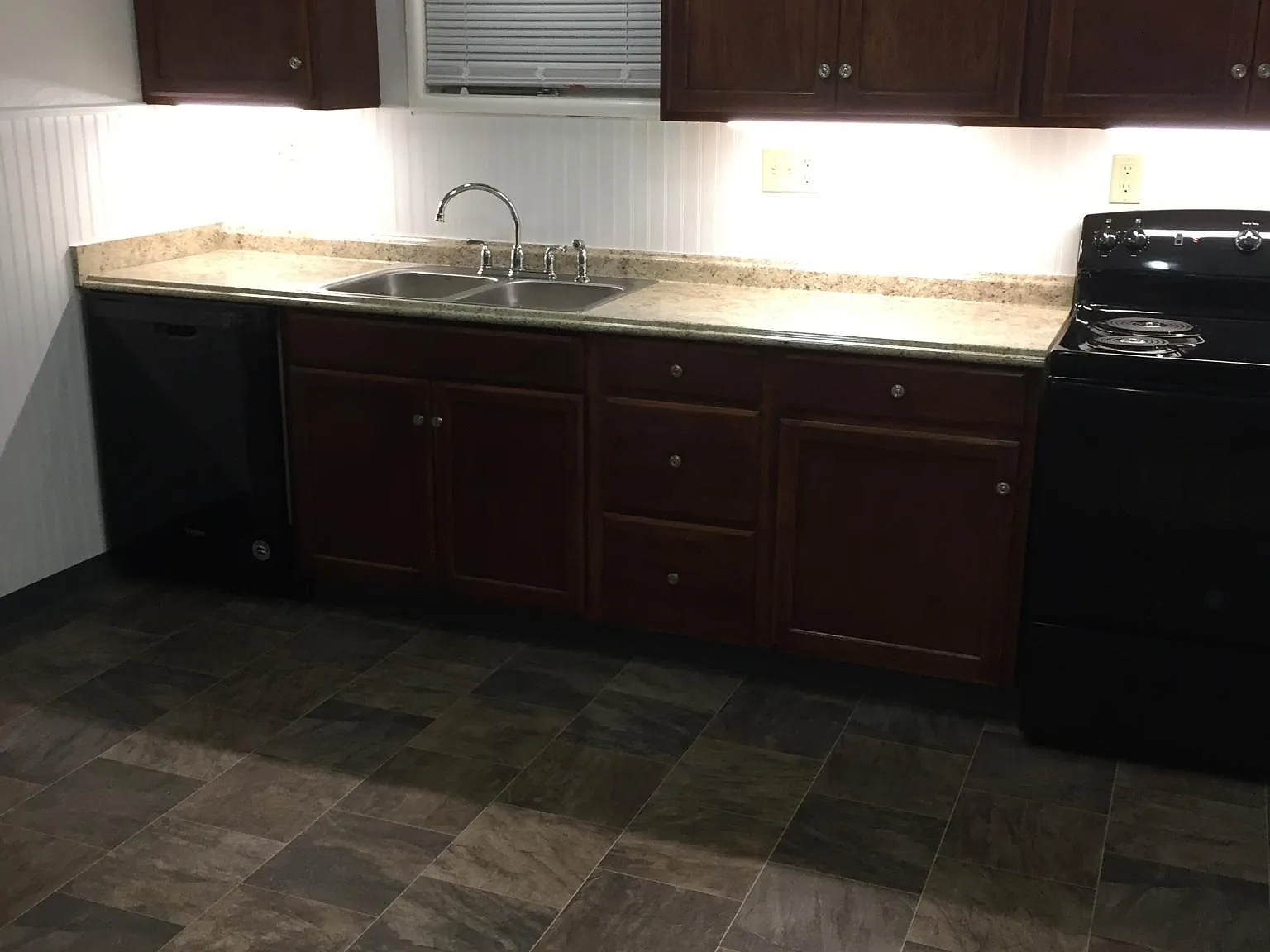 3 bed, 1100 sqft, $1,400 — Photo 2