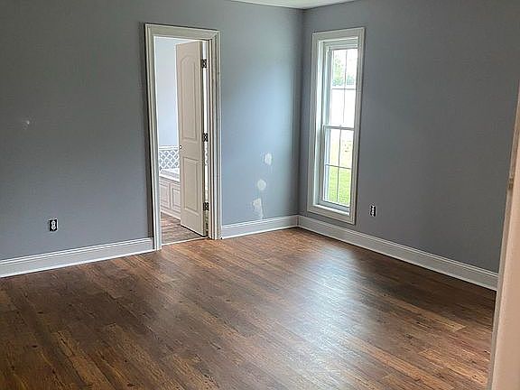 5th image of 176 Westwood Cir