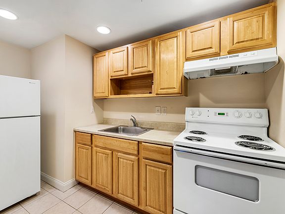 3rd image of 1933 Christian St #24