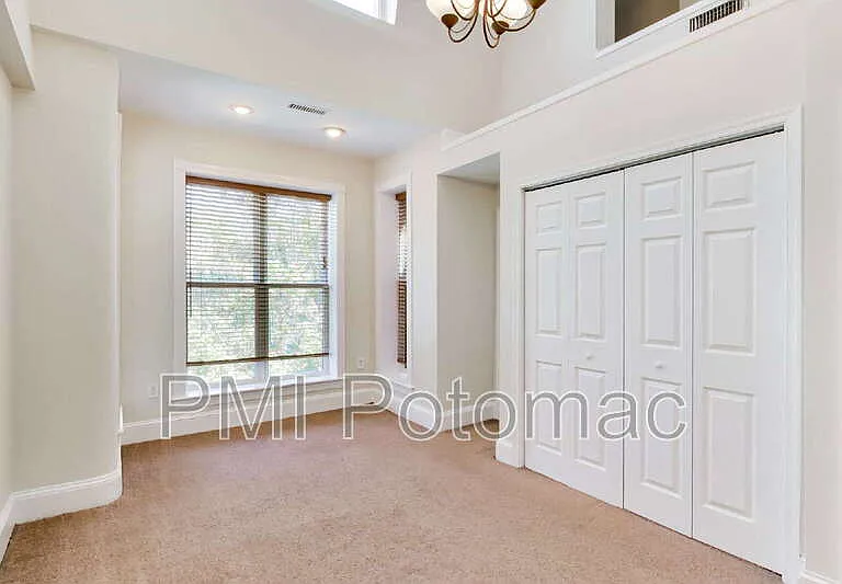 1952 Calvert St NW #4 — Photo 11