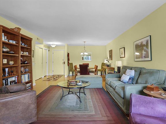 4th image of 572 Coeur De Royale Dr APT 303