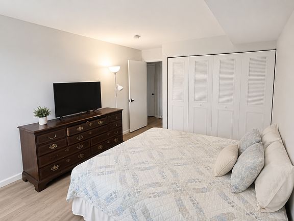 5th image of 8 Shrewsbury Green Dr #1-A