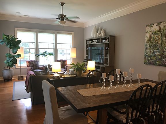 Breakfast area, family room