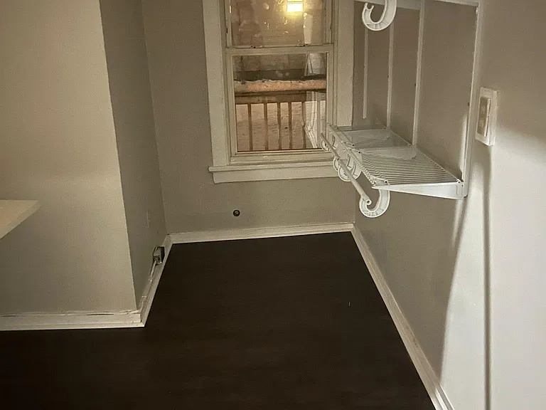 252 W 4th St S — Photo 2