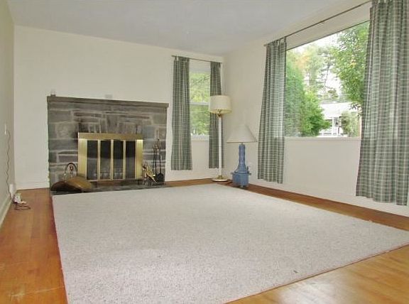 5th image of 724 Delano Ave