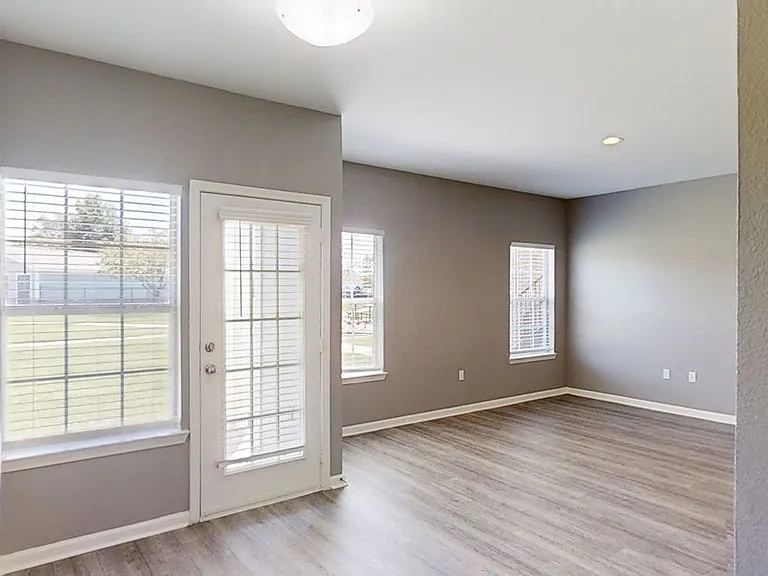 Harbin Pointe Apartment Homes — Photo 10