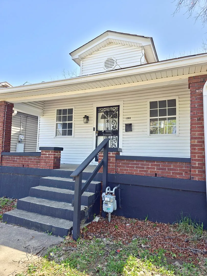 Spacious Three Bedroom House - Move In Today! — Photo 1