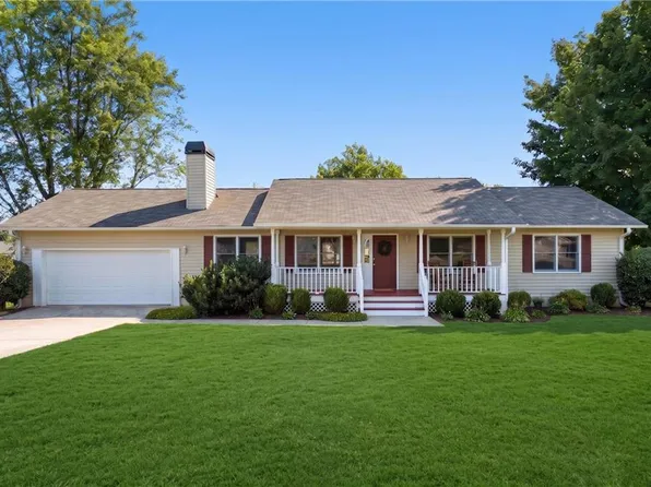 4646 Countryside Dr, Flowery Branch, GA 30542