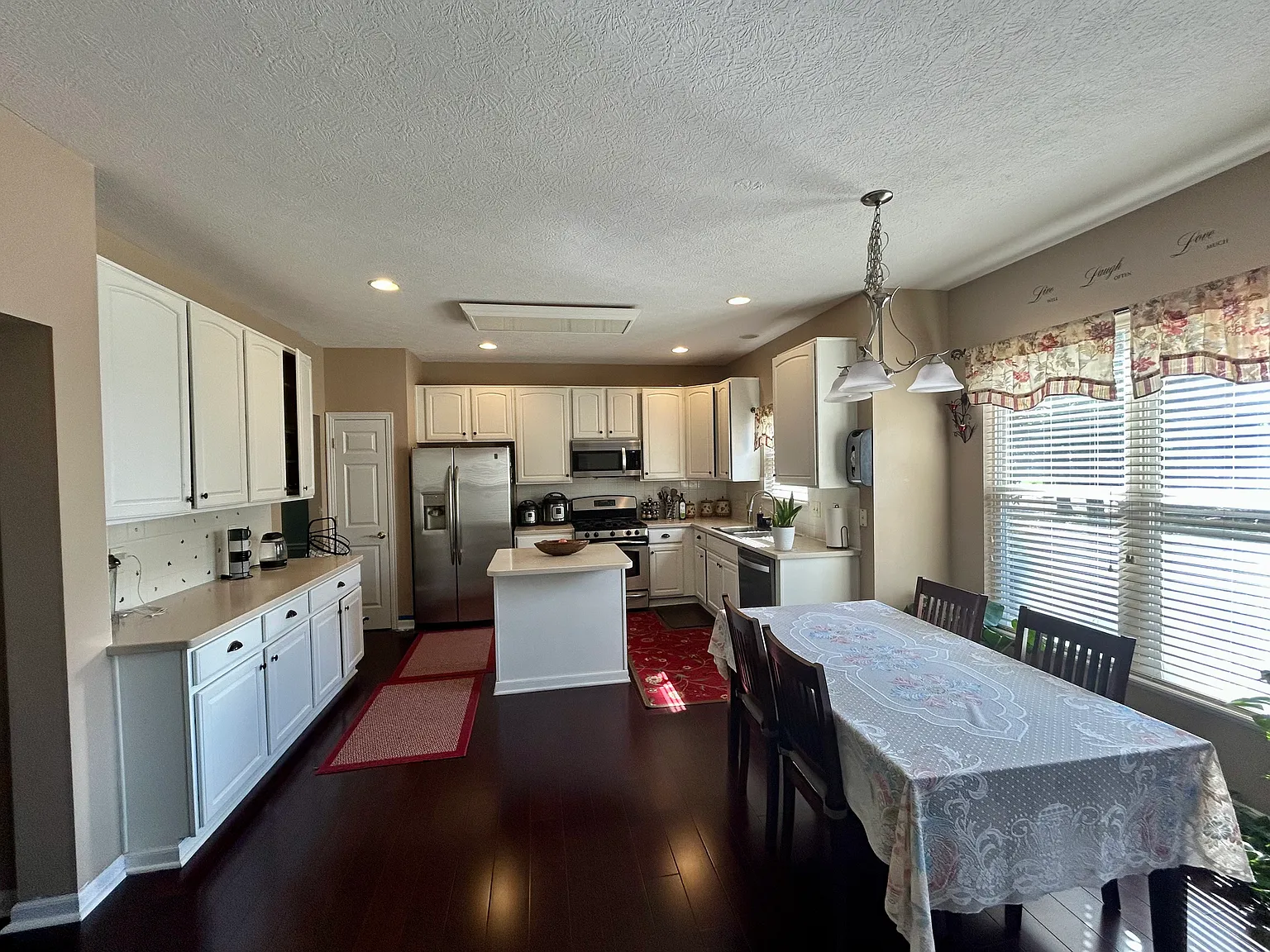 4 bed, 2.5 bath, 2850 sqft, $3,200 — Photo 3