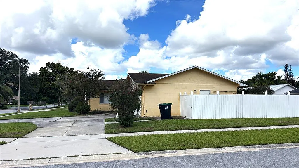 3 bed, 3.0 bath, 1384 sqft, $2,395 — Photo 3