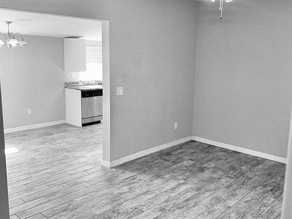 4th image of 806 E Hanna Ave