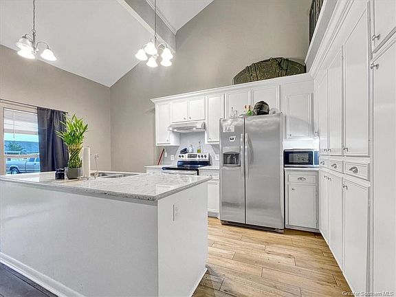 5th image of 1826 N Tallowood Dr