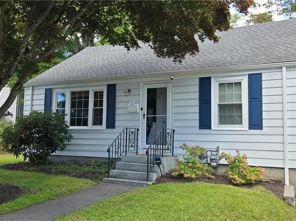 33 Betsey Williams Dr, Warwick, RI 02889