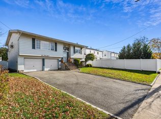 647 Seamans Neck Rd, Seaford, NY 11783