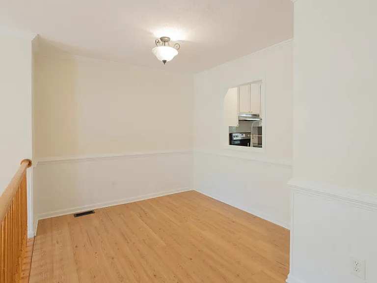 405 Lakeview Ct — Photo 8