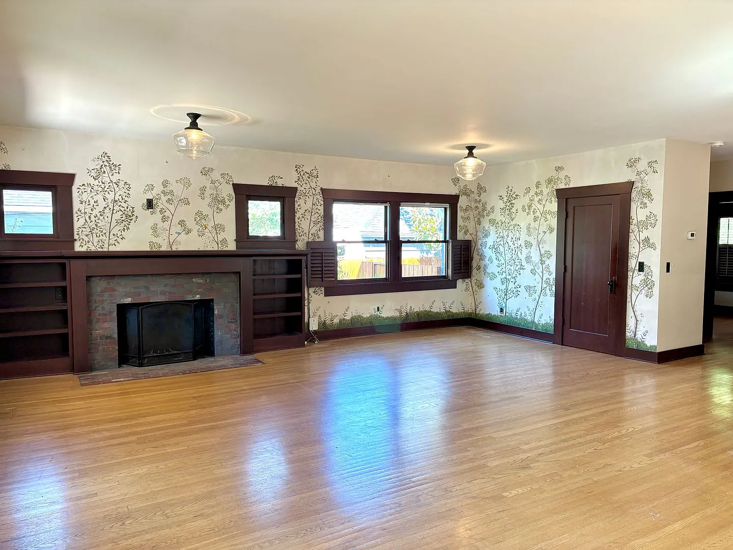 Sellwood Craftsman Bungalow 3 level home on huge lot with fully fenced yard and playhouse — Photo 3