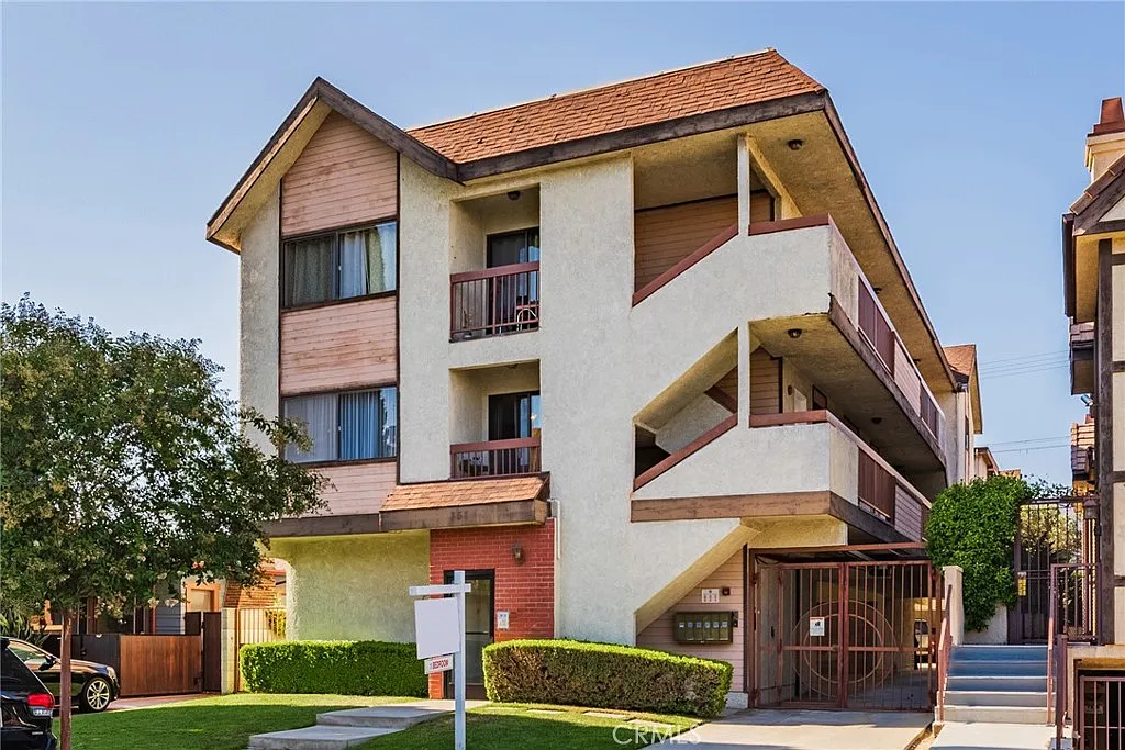 1 bed, 1.0 bath, 700 sqft, $2,350 — Photo 1