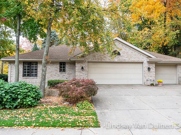 3rd image of 155 Clydesdale Ct SW