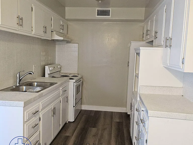 912 E La Palma — Photo 12