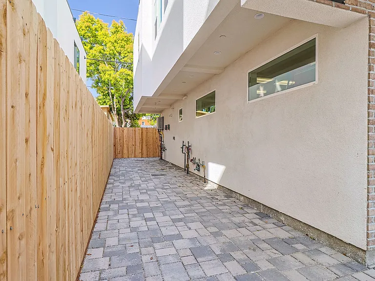 1227 N June St — Photo 37