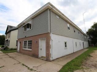 130 S 4th St, Capron, IL 61012