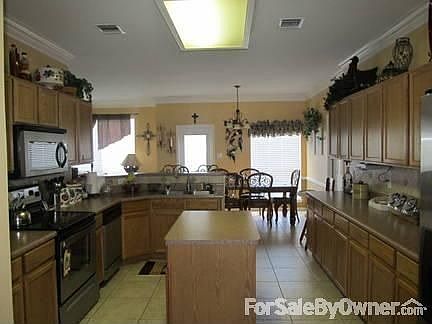 LARGE KITCHEN