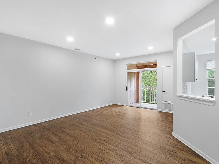 Columbia Court — Photo 29