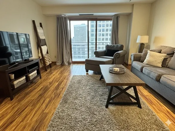 66 9th St #1913, Saint Paul, MN 55101