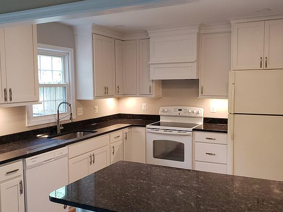 3rd image of 424 Forest Ct
