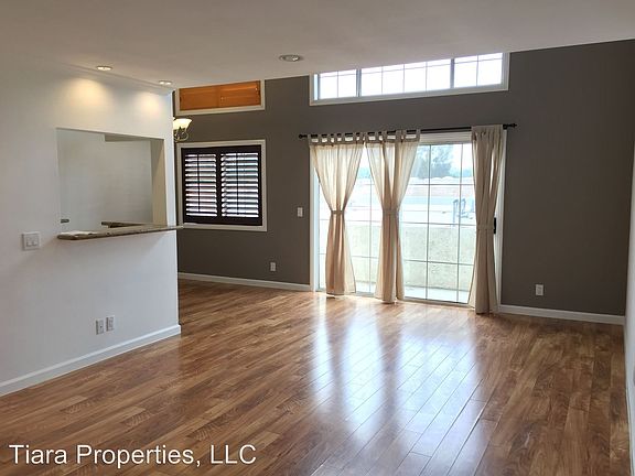 5th image of 21529 Saticoy St APT 215