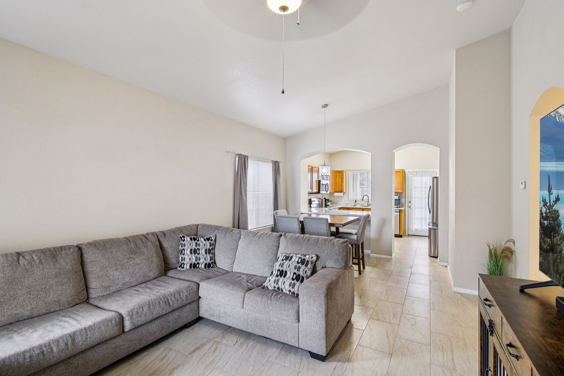 S Trumpet Vine Ave-S1507-007.jpg