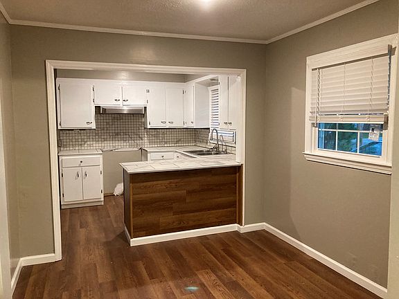 3rd image of 1023 Pearl Ave S