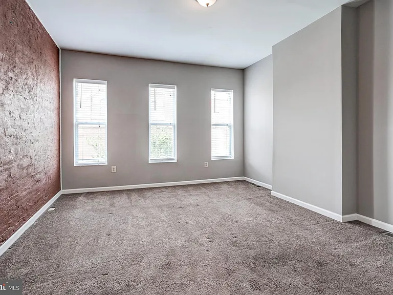 2103 E Madison St — Photo 12