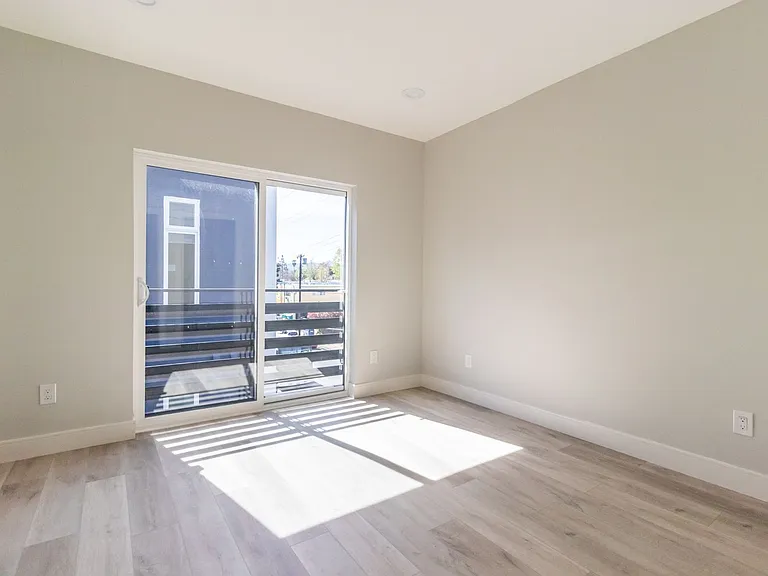 5132 Riverton Ave — Photo 26