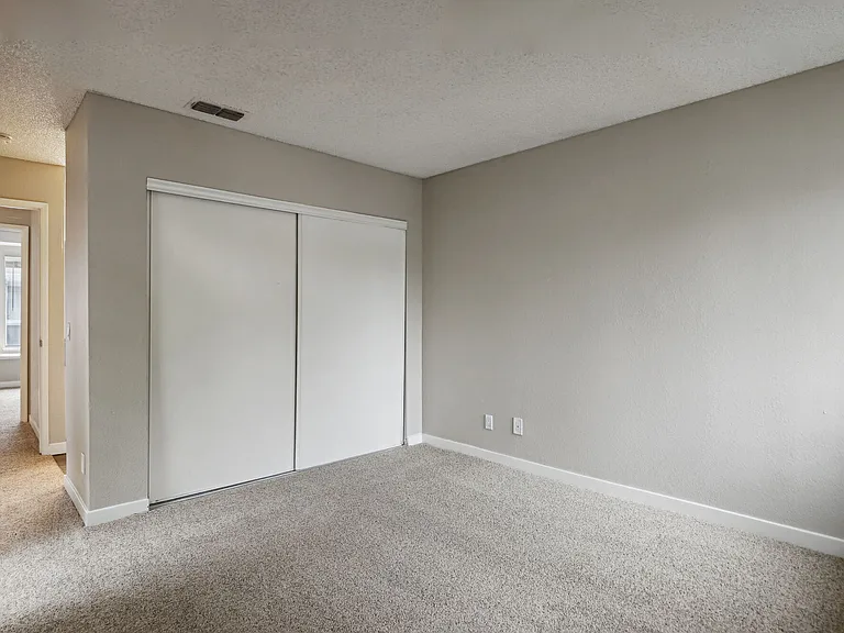 Ellington Apartments — Photo 36