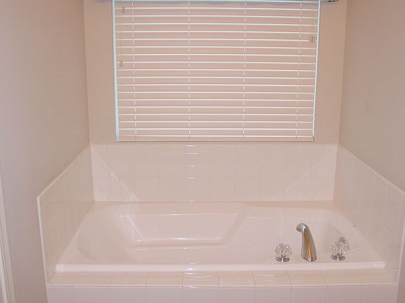 5th image of 808 Tanglewood St