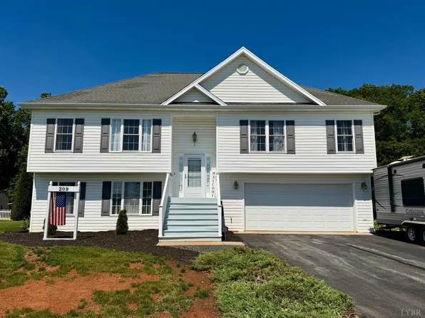 209 Hunt Club Dr, Madison Heights, VA 24572